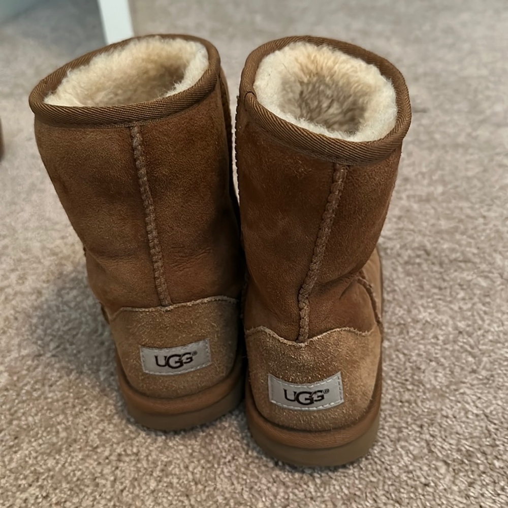 Ugg’s chestnut size 5/7. Girls 5, women’s 7. Good condition, minor wear.
